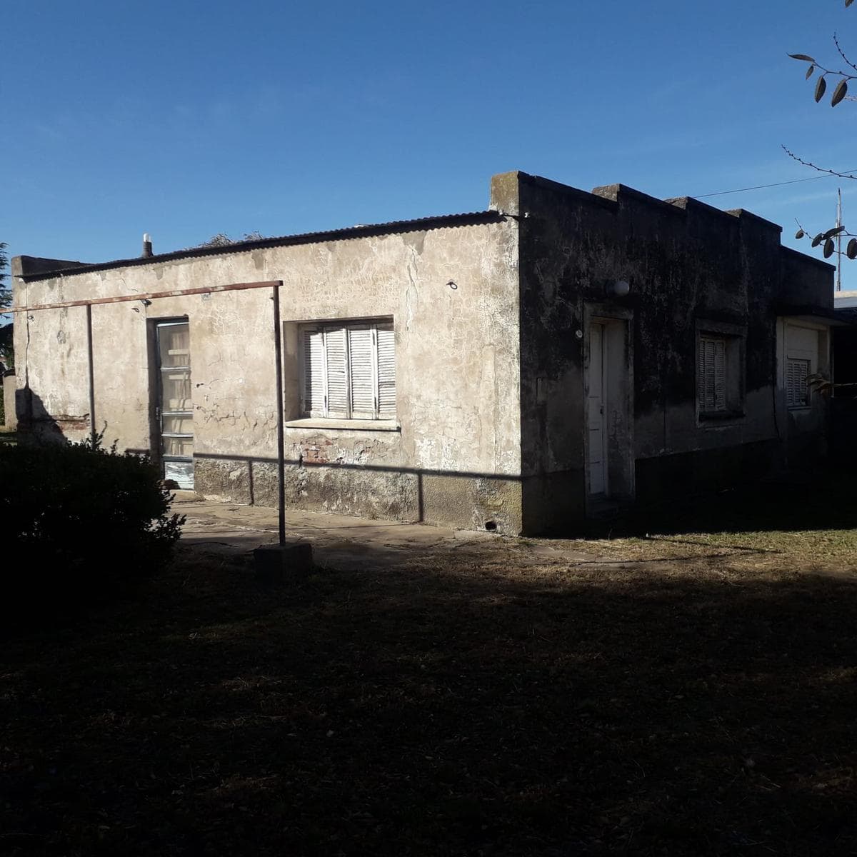 Casa en venta - 3 Dormitorios 1 Baño - Cochera - 1200Mts2 - Coronel Dorrego - 1