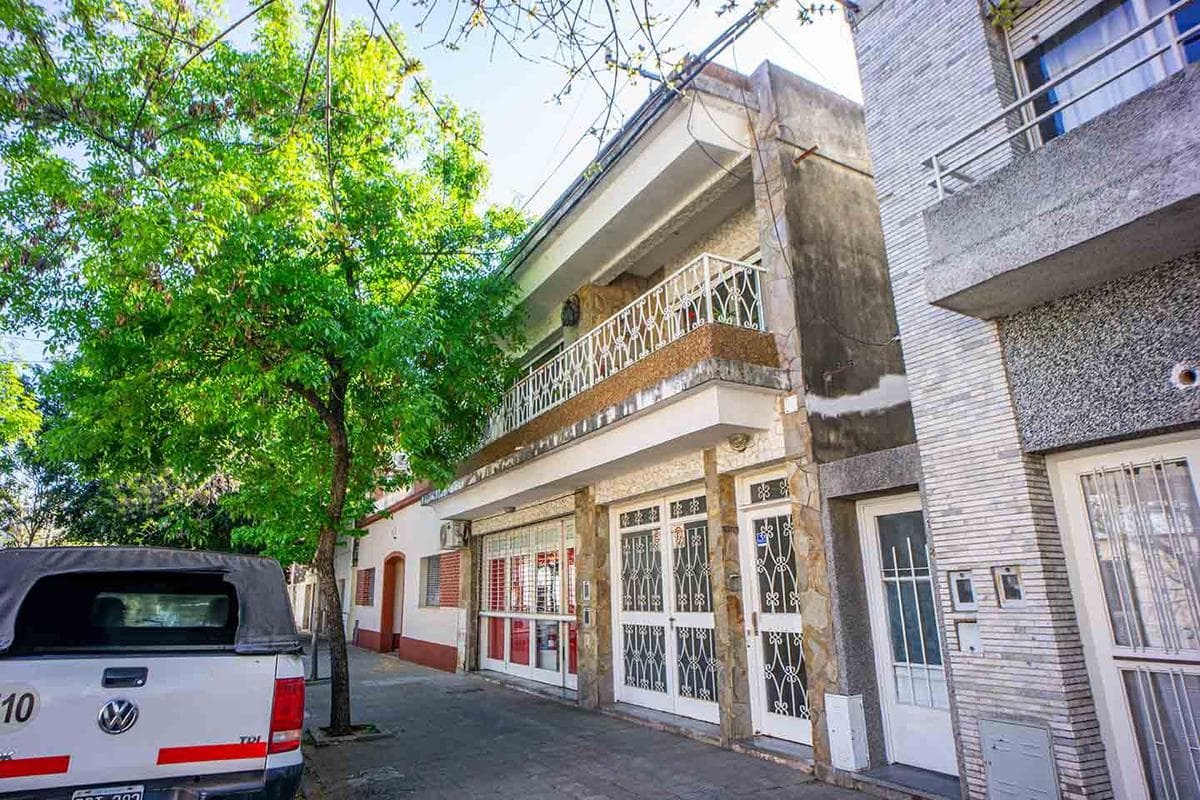 Casa de 3 Dormitorios Local Galpón - 1