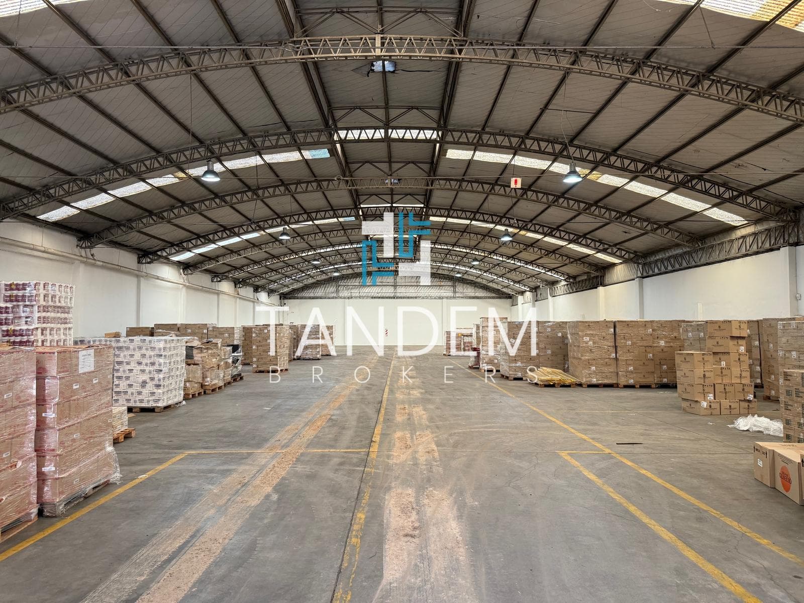 Excelente galpon en predio industrial a metros de ramal Escobar - 1