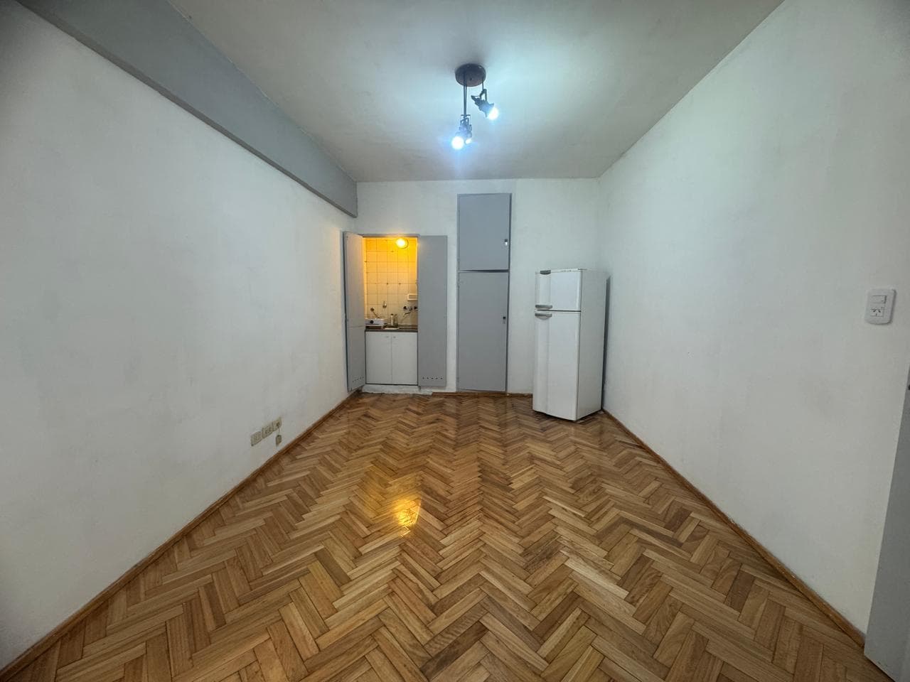 Palermo: Muy buen departamento monoambiente, buenos pisos de madera, recién pintando - 1