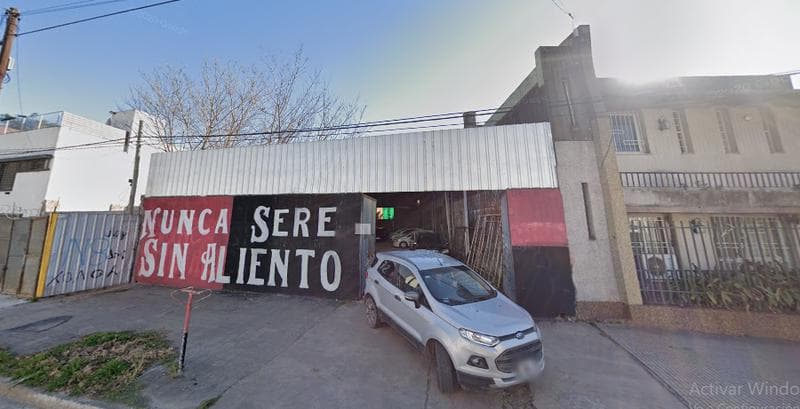 Venta Gran Terreno/Galpon - Barrio Parque - 1