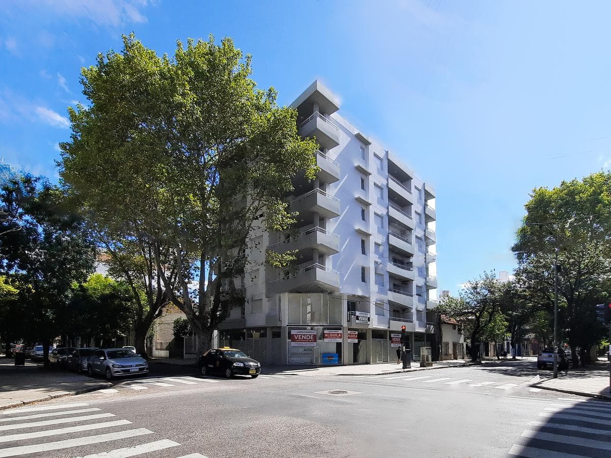 Local de 150 m2 en esquina en Pichincha - 1