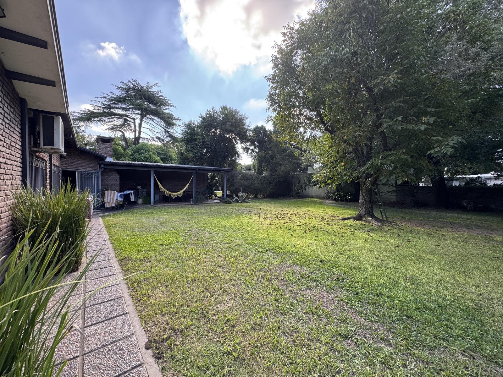 Casa de 2 Dormitorios, comodin y jardín verde de amplias dimensiones - Granadero Baigorria - 1