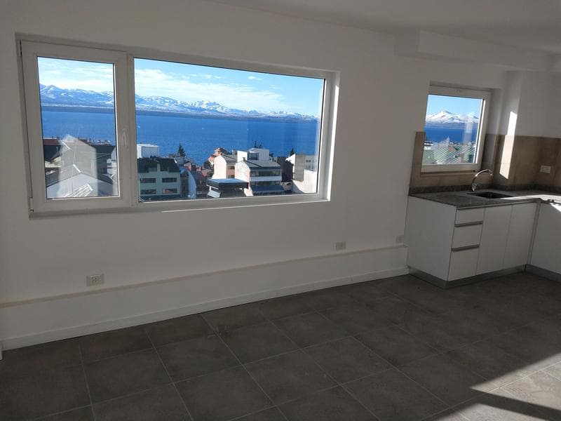 Departamento de 1 dormitorio, con cochera. Excelente vista al lago. - 1