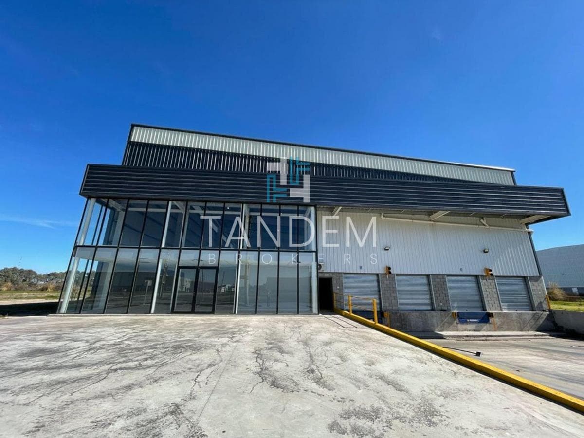 Impresionante galpón en alquiler con oficinas, vestuarios y docks de carga en Polo Industrial - 1