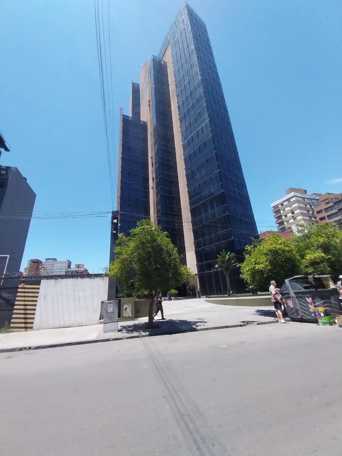 Cochera en B° sur a una cuadra de tribunales - 1