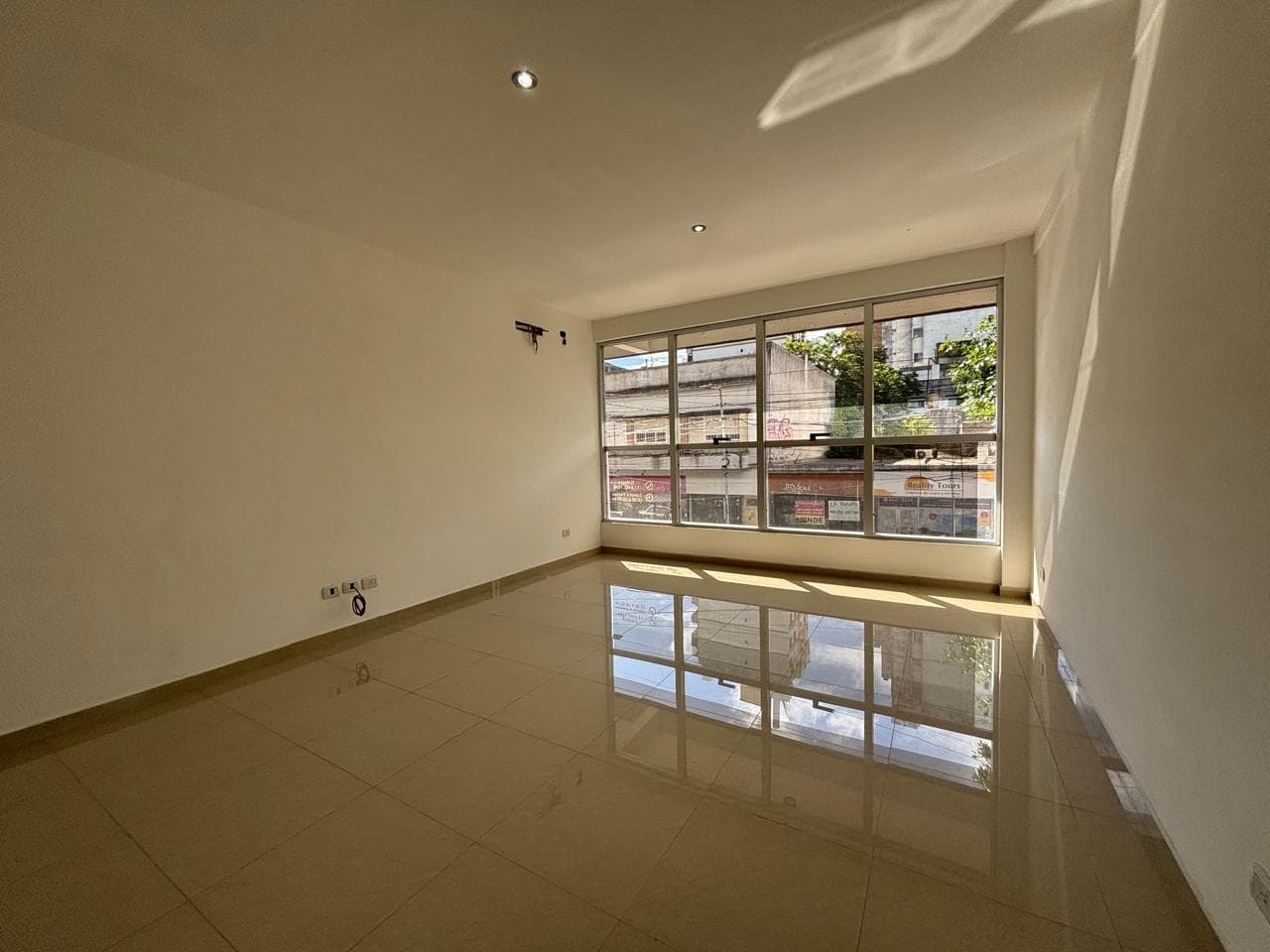 Oficina comercial en alquiler en Wilde Centro - 1