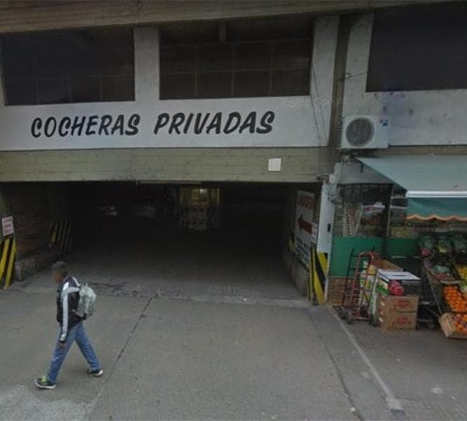 Cochera amplia en PB. Seguridad 24 hs - 1