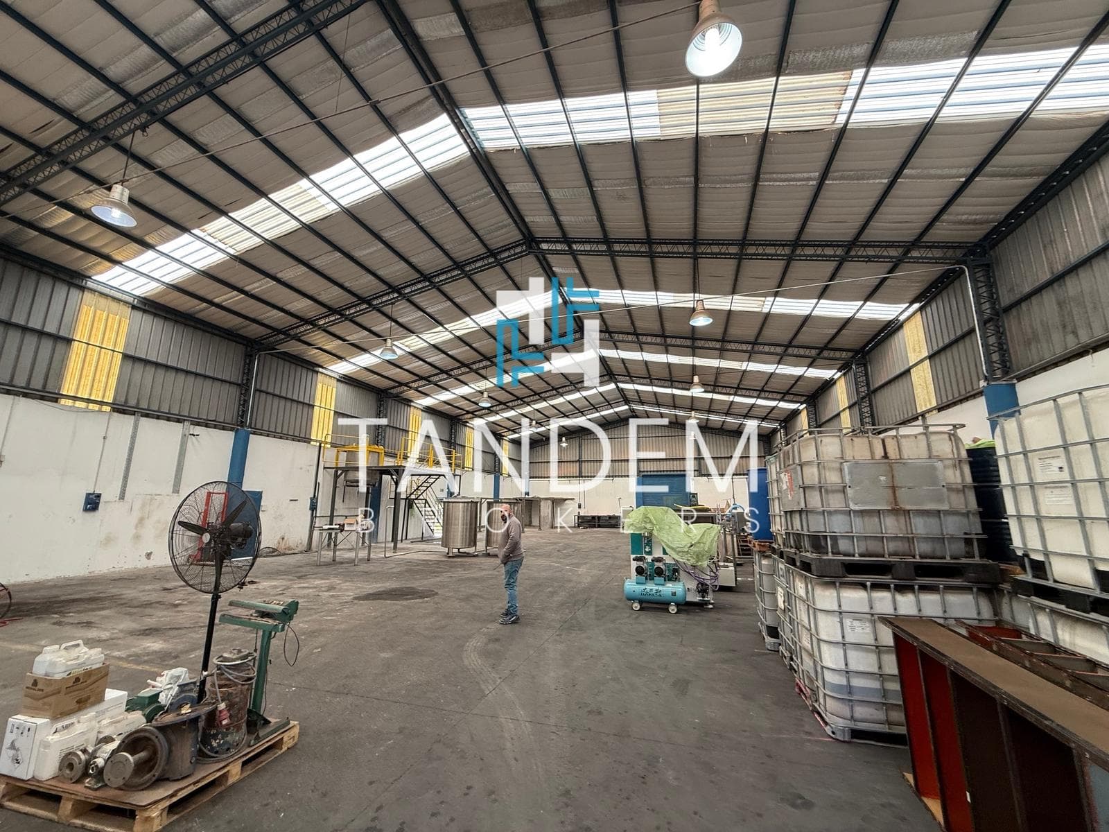 Excelente galpón con playa de maniobras en El Triángulo - 1