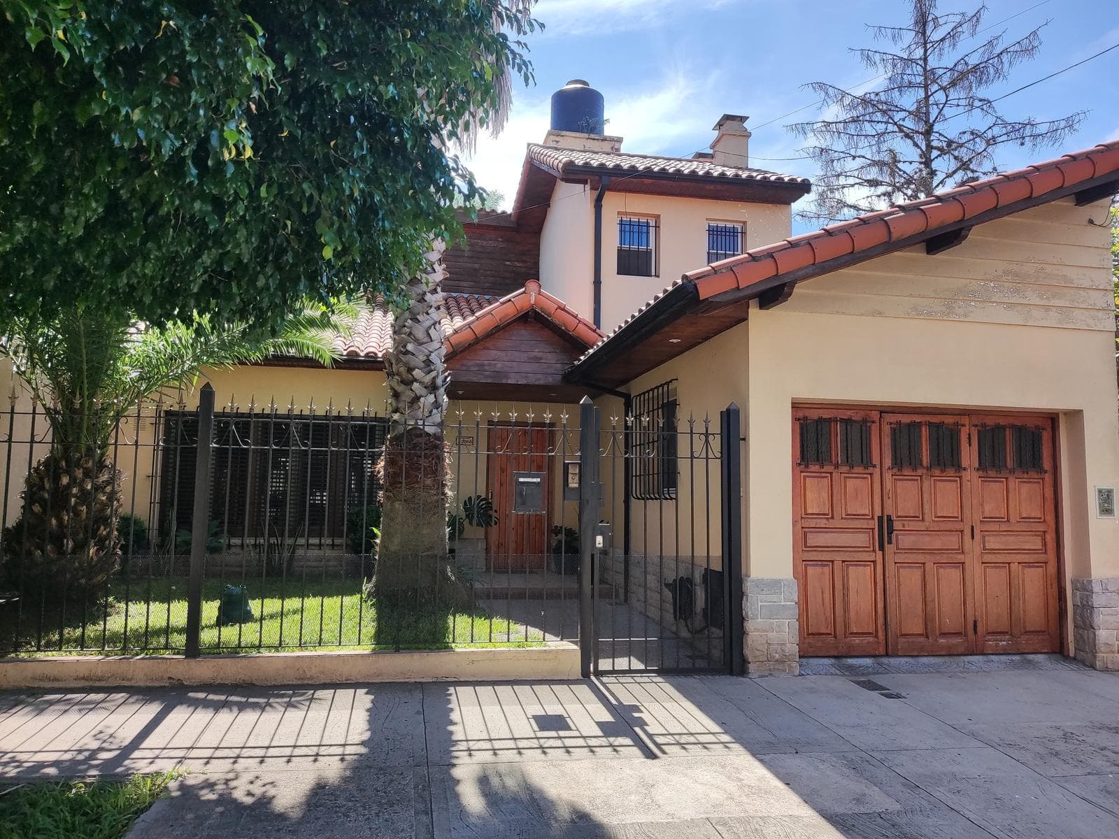 Casa en venta con 5 ambientes y jardín en Martinez - 1