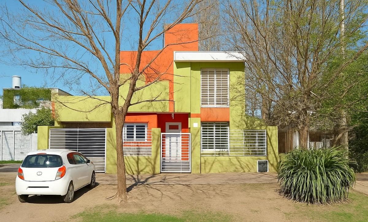 VENTA HERMOSA CASA DE DOS PISOS CON JARDINES EN VILLA ALLENDE PARQUE CORDOBA - 1