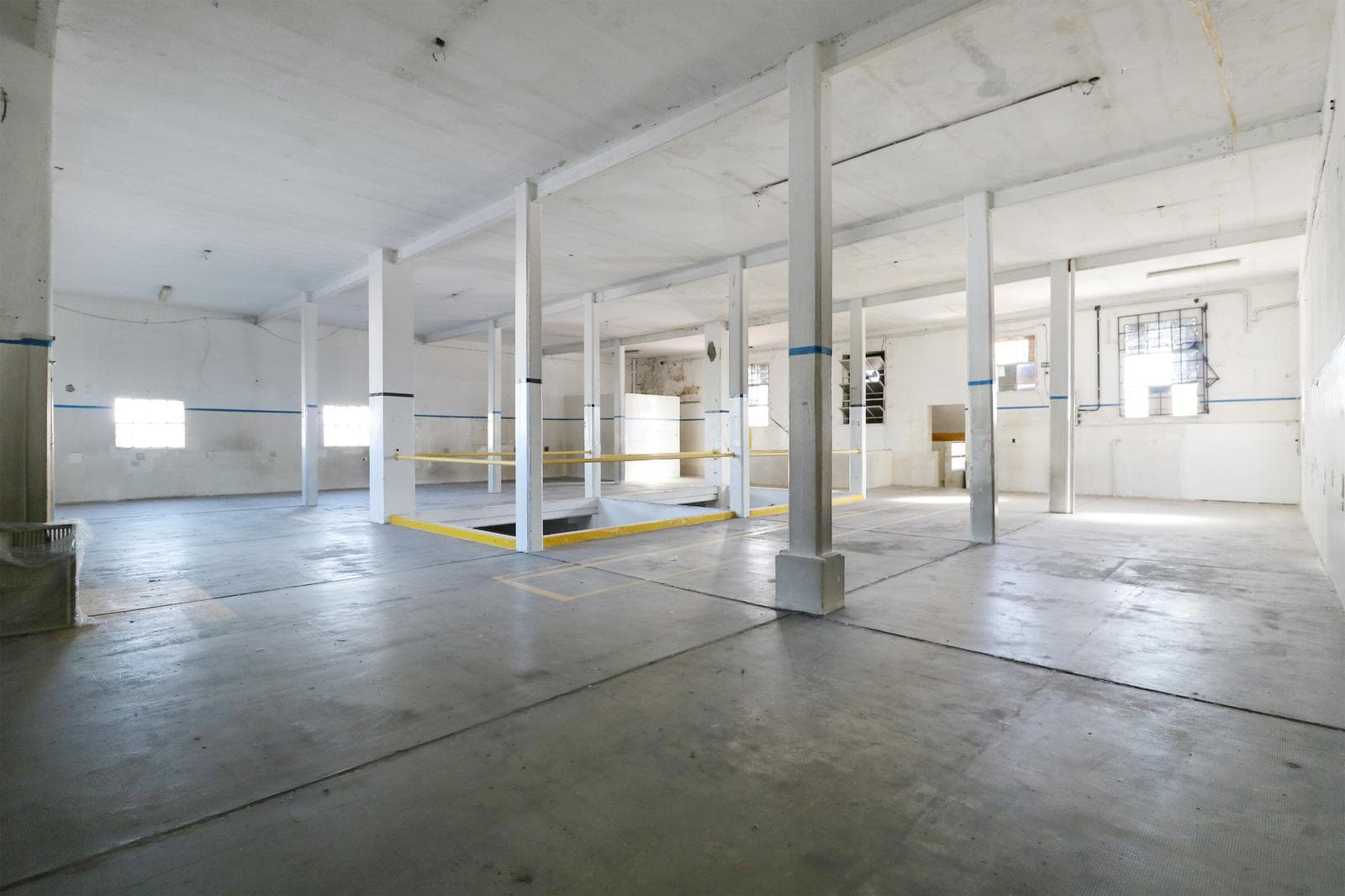 VENTA DEPOSITO EN PATERNAL - CON OFICINA-ENTRADA PARA CAMIONES Y VIVIENDA INDEPENDIENTE - PERMUTA - 1