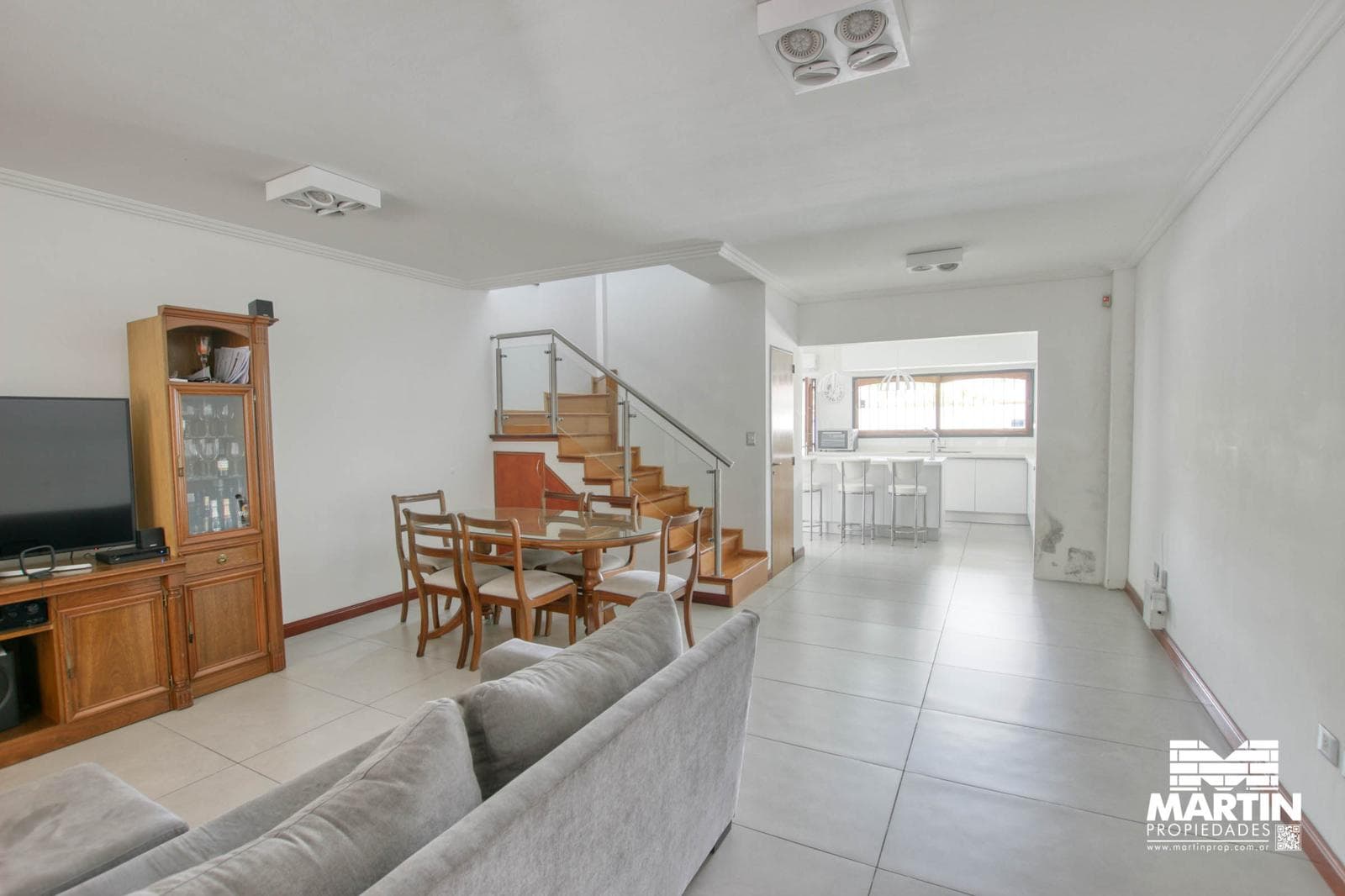 Casa duplex 5 ambientes con baño y toilette playroom jardin pileta quincho 2 cocheras - 1