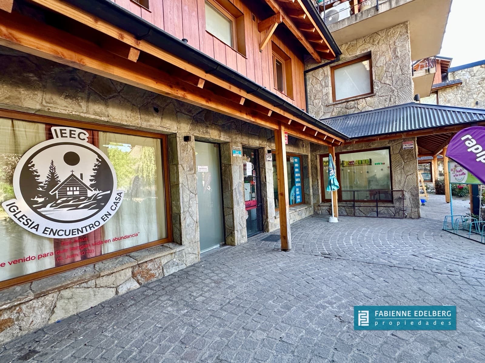Venta Locales comerciales sobre Av, San Martin al 1300 - San Martin De Los Andes - 1