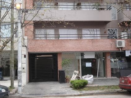 COCHERA CENTRICA FRENTE A LA ESTACION EN EDIFICIO DE TERRAZAS DE ADROGUE - 1