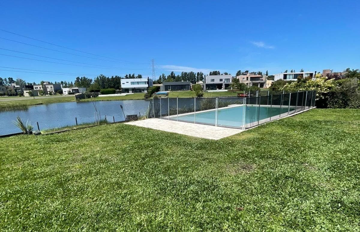 Casa en Venta a La Laguna en San Benito, Villanueva. - 1