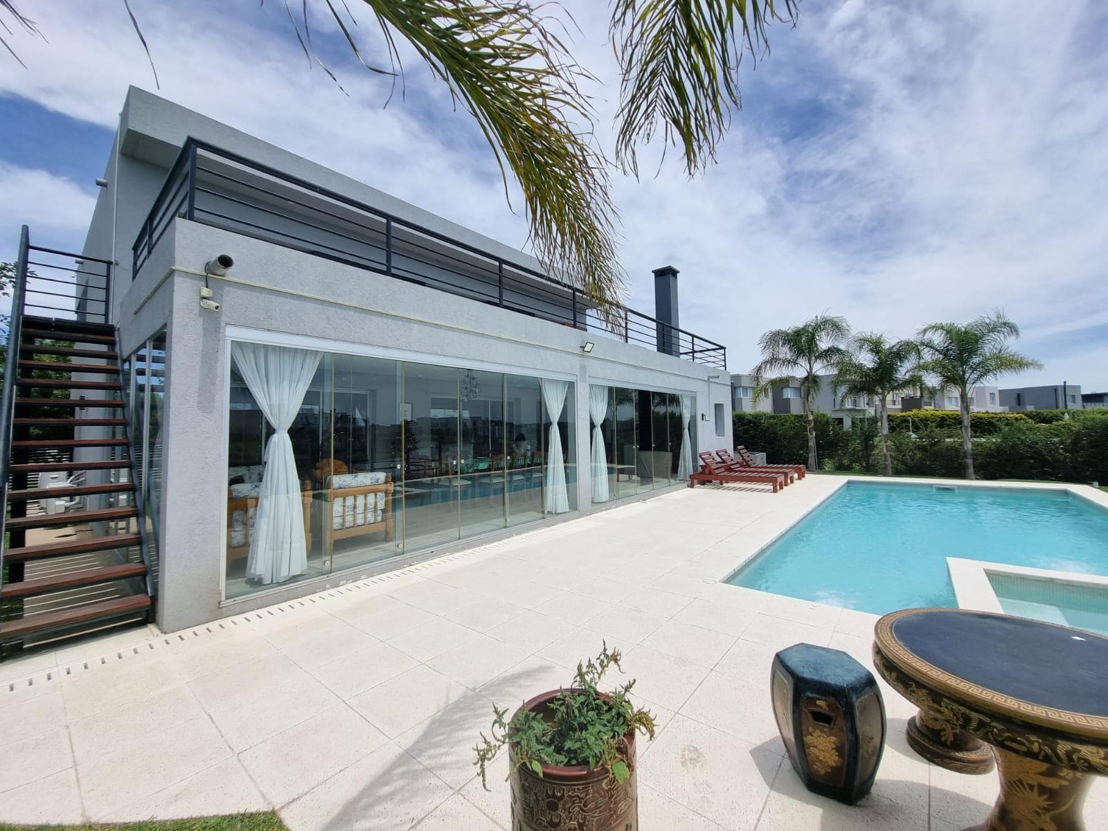 Venta Casa 5 ambientes dependencia servicio Barrio Islas - El Canton - 1