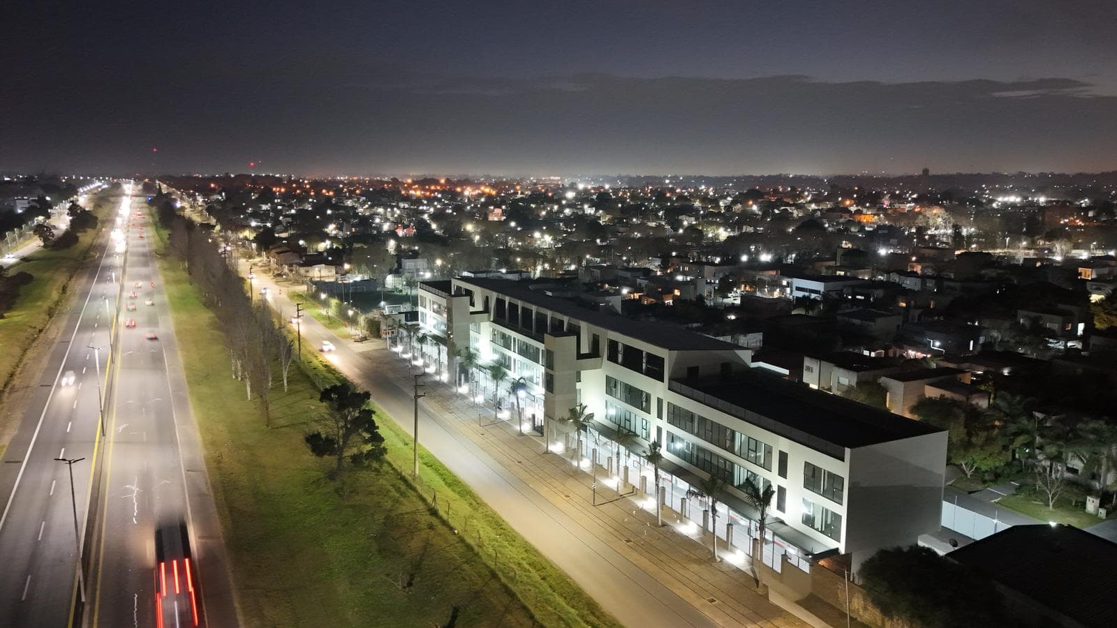 Local comercial con cochera a estrenar - Hudson - Berazategui - 1