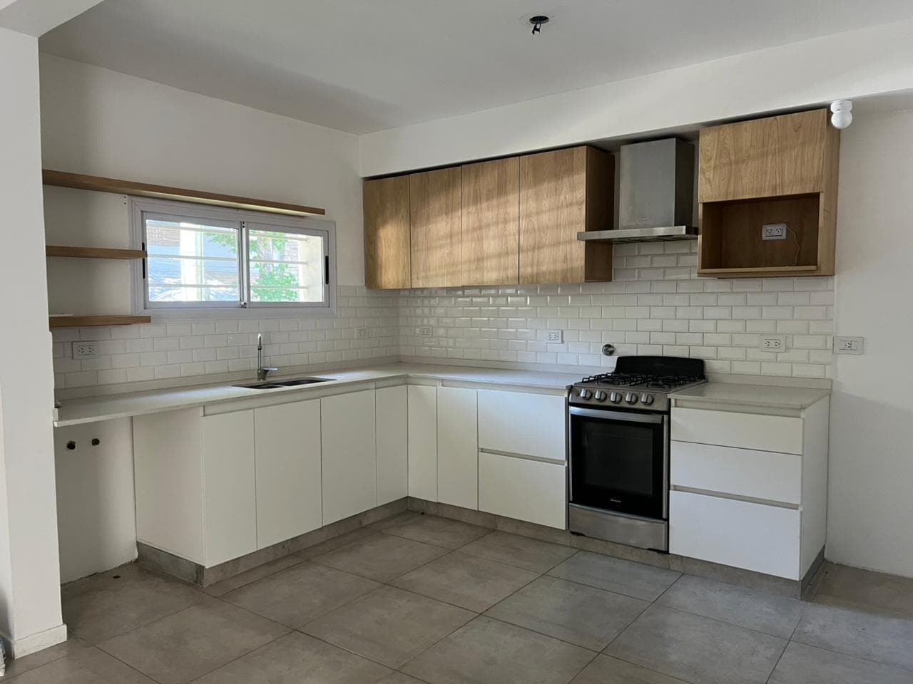 Venta casa 3 ambientes dos dorm, dos baños en la Lucila con patio y parrilla! - 1