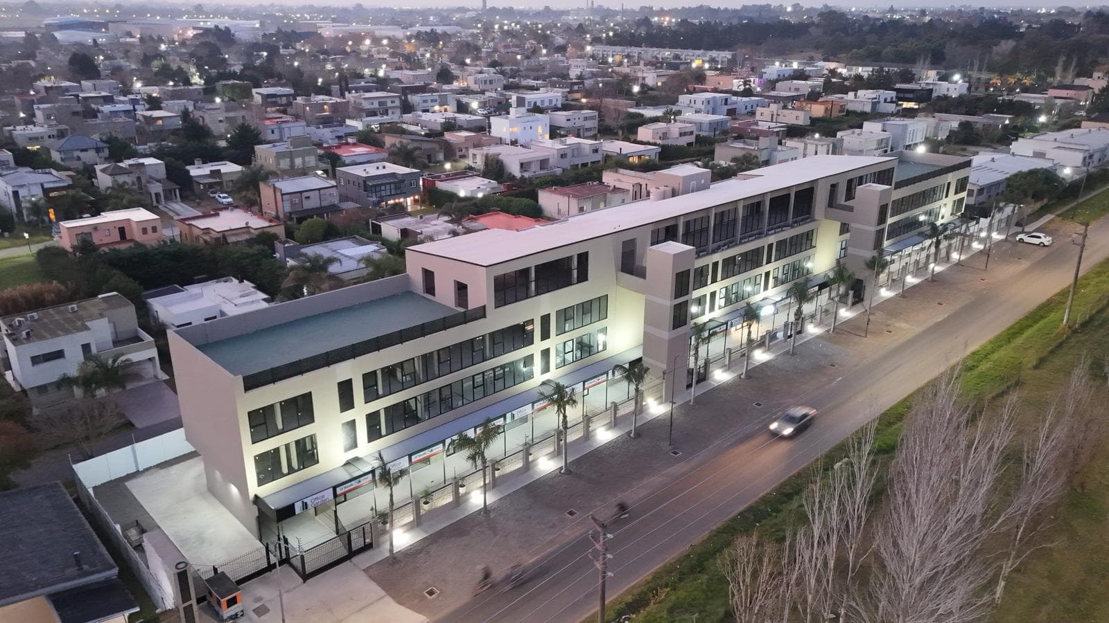 Local comercial con cochera a estrenar - Hudson - Berazategui - 1