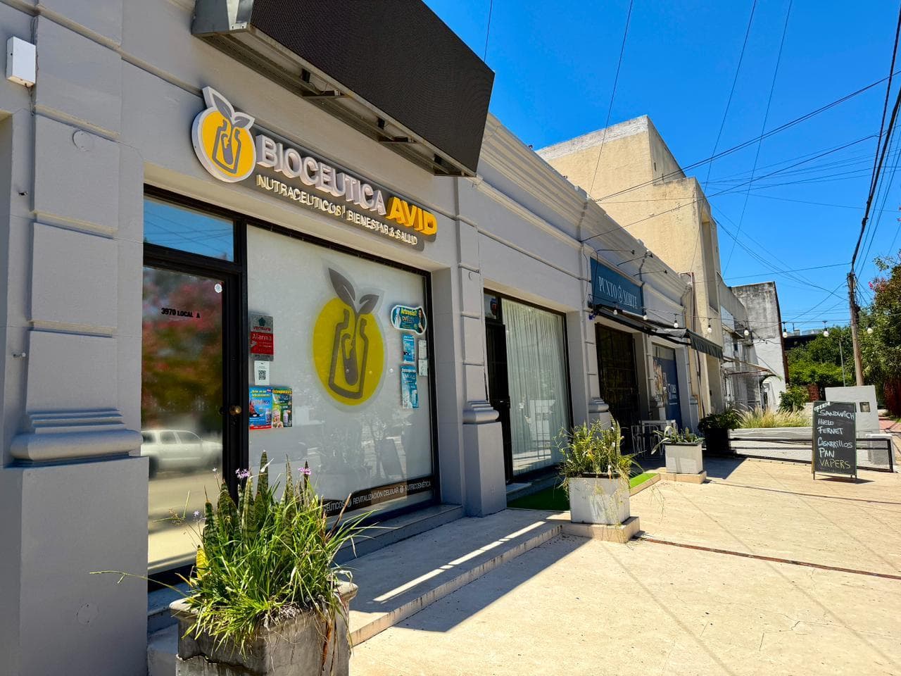 4 locales frente sobre Av. Tejeda, 1021 m2 totales, 390 m2 cubiertos- 2 deptos, oficina, parking - 1