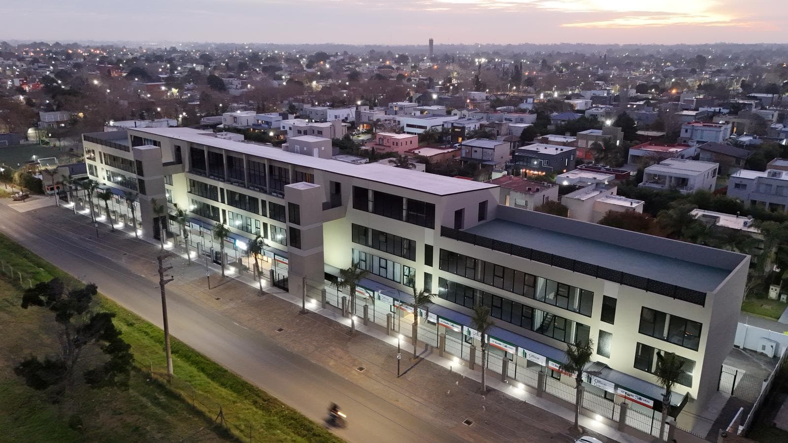 LOCAL COMERCIAL CON COCHERA - PASEO DE COMPRAS - HUDSON - ZONA SUR- BERAZATEGUI - 1