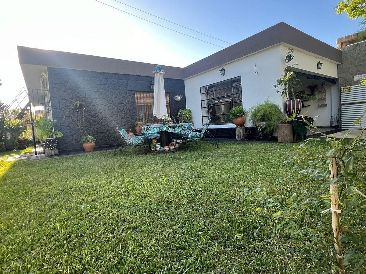 HERMOSA CASA ESQUINA EN COSQUIN A METROS DEL RIO REF:1973 - 1