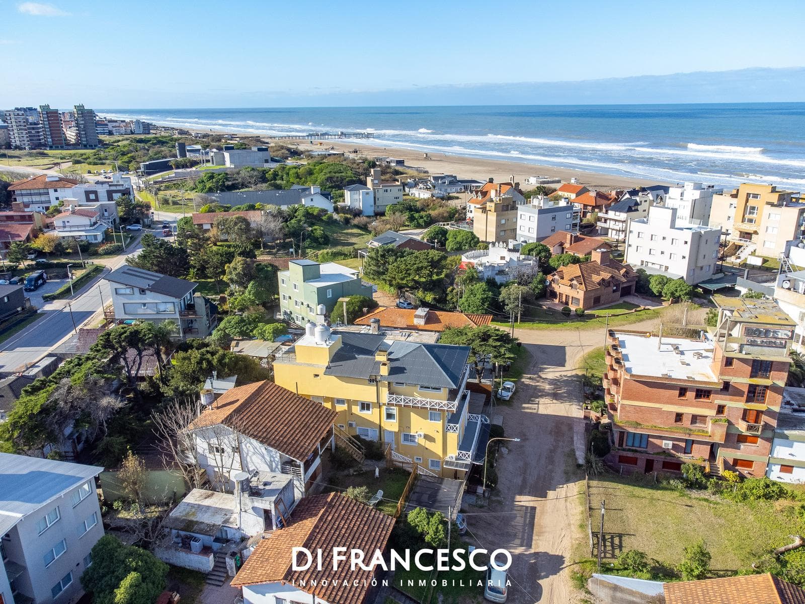 Venta -CASA DEPTOS sobre Lote Multifamiliar a psos del mar - Pinamar Mar de Ostende. - 1