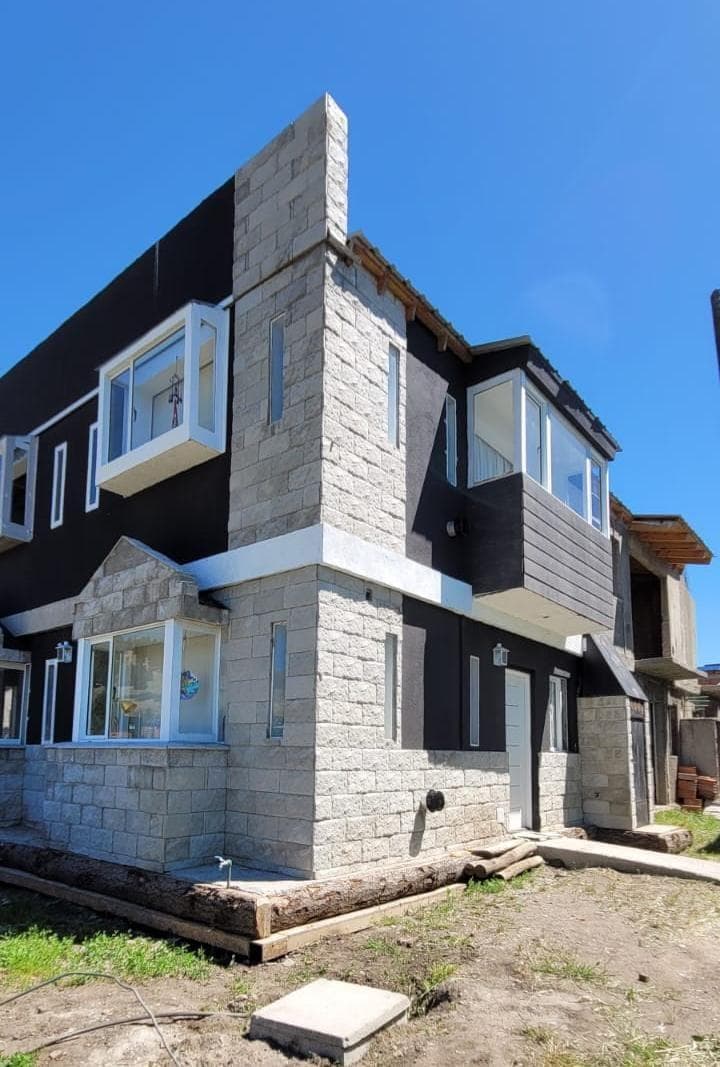 Casa duplex en venta - 2 dormitorios 1 baño - en construcción - 55mts2 - Junin De Los Andes - 1