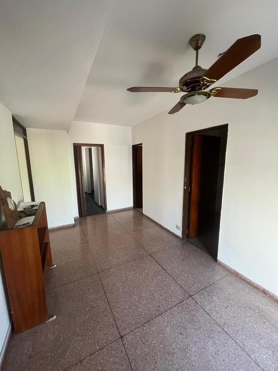 DEPARTAMENTO 3 AMB CON BALCON - AL FRENTE - CON COCHERA PROPIA EN EDIFICIO - ZONA TRANSITADA - ZONA COMERCIAL - 1