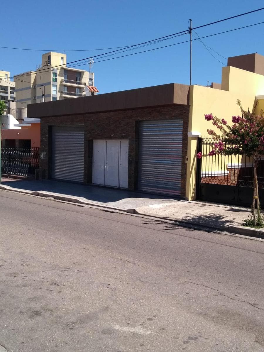 Casa en venta - 4 Dormitorios 3 Baños - Local - 257Mts2 - San Luis - 1