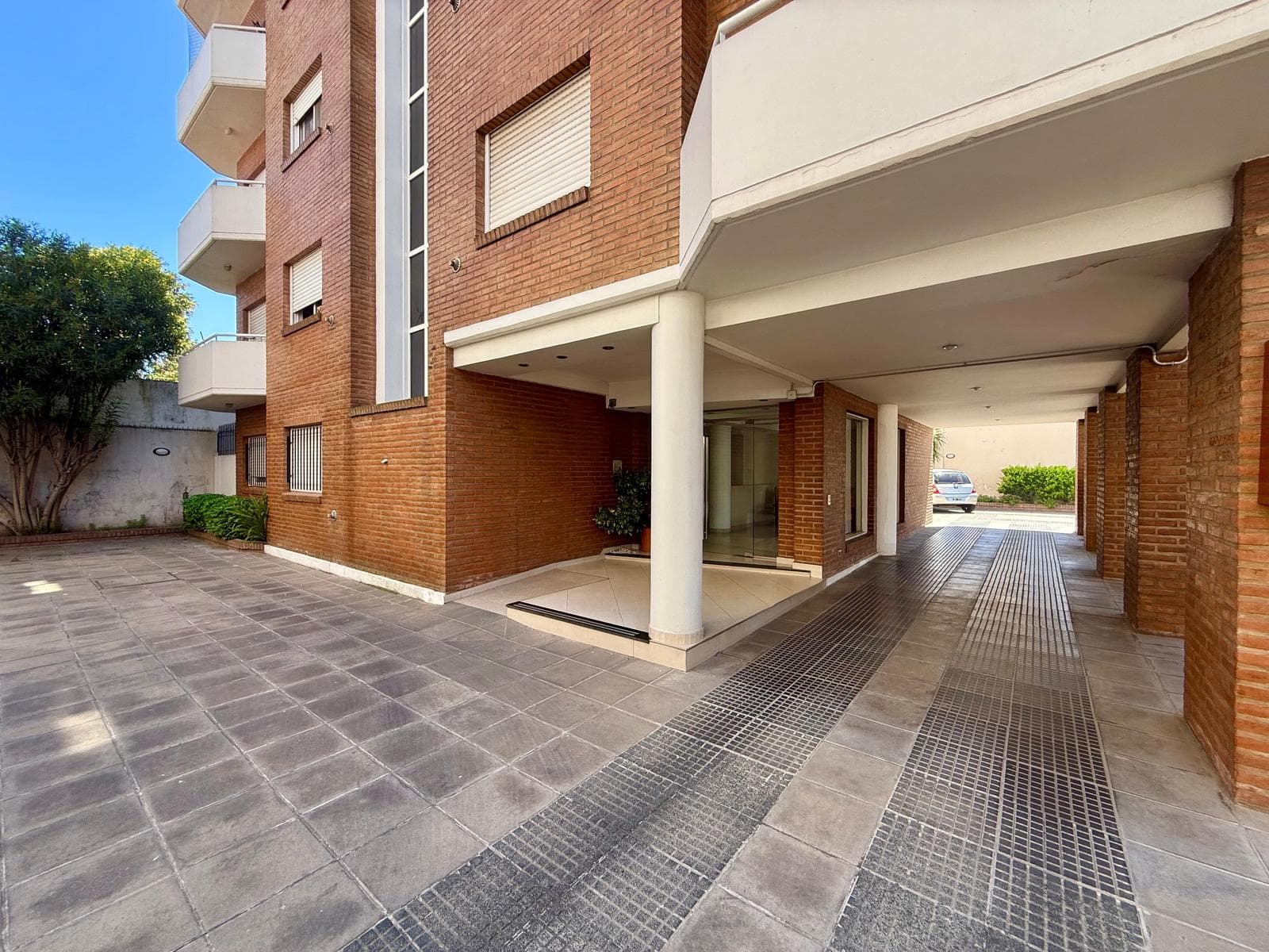 Departamento 4 ambientes en Venta con cochera, terraza y parrilla - Ramos Mejía - 1