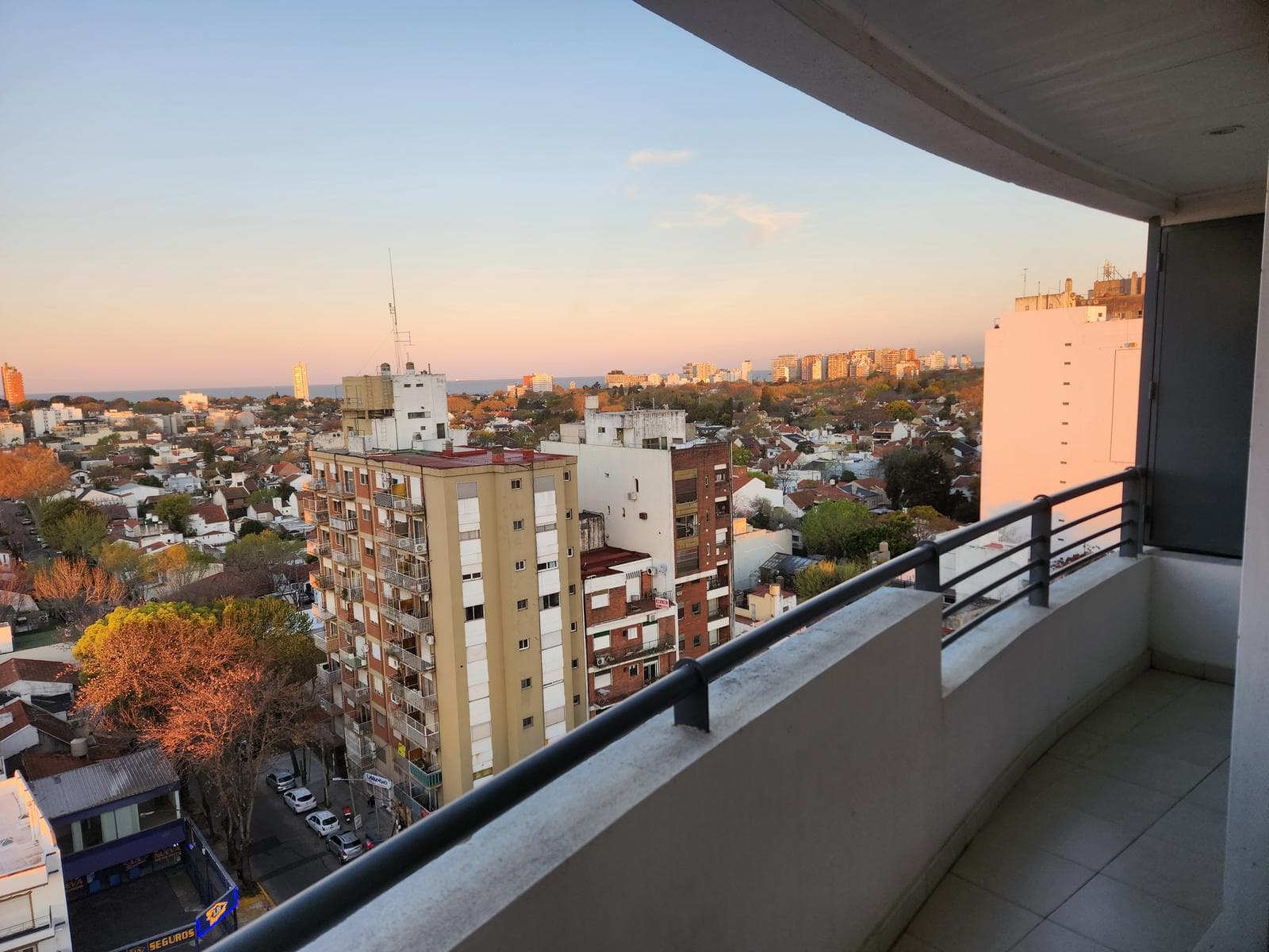 Expensas incluidas!Departamento 3 ambientes con balcón, vista, cochera y amenities en alquier Olivos - 1
