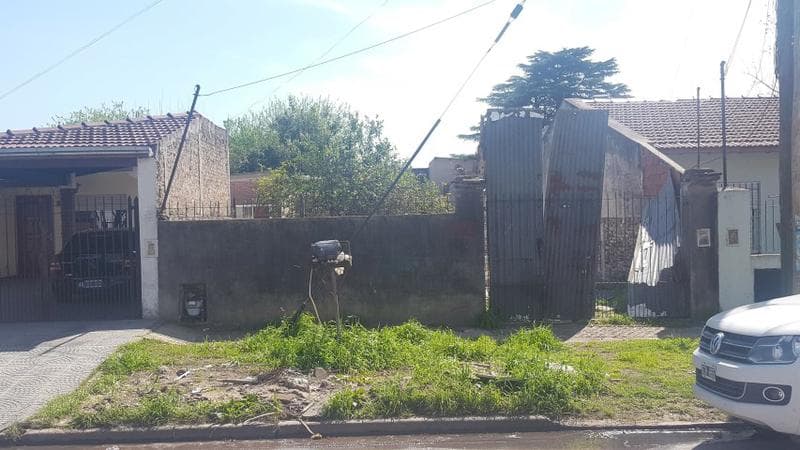 Amplio terreno con un galpon al fondo - 1