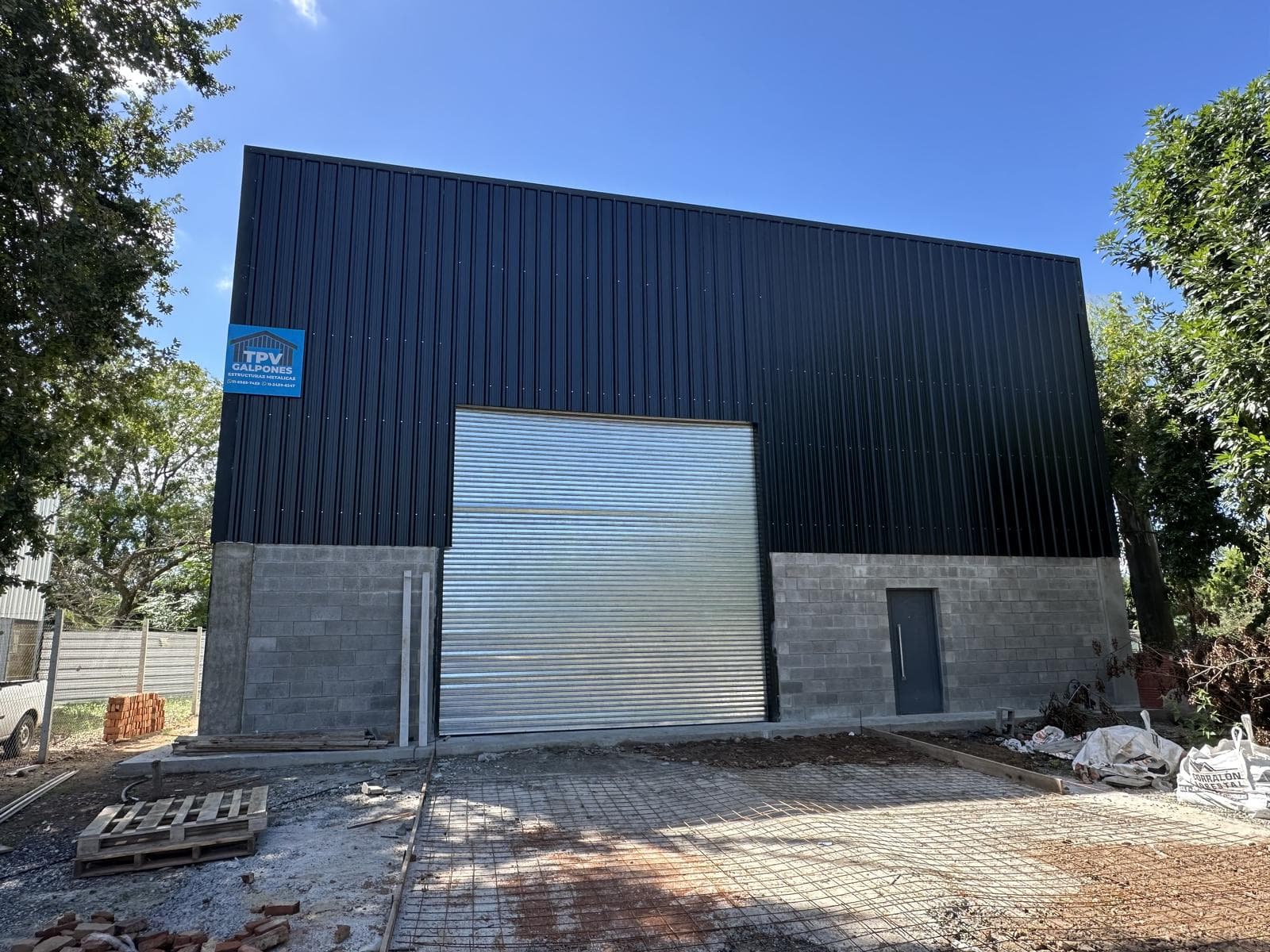 Alquiler Galpon 330 m2 sobre lote de 1.000 m2 a metros de Ruta 6. - 1