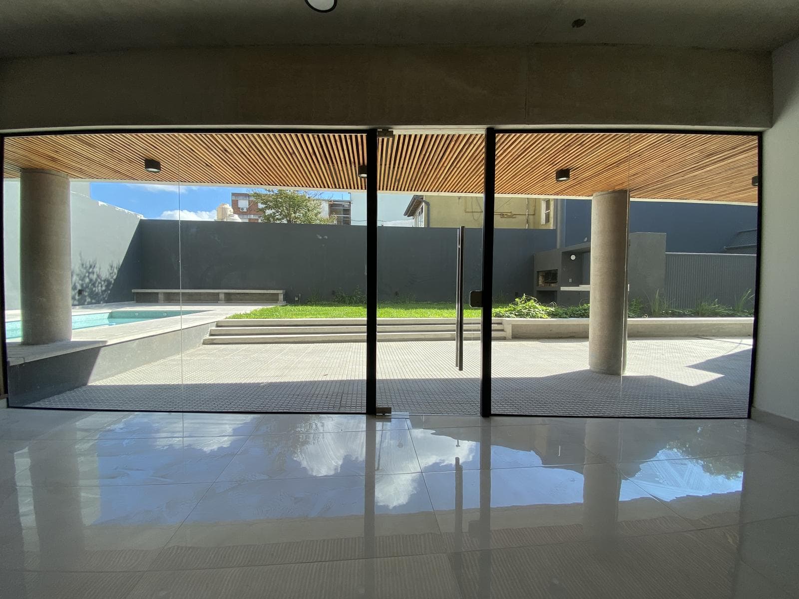 Departamento de un ambiente (divisible) con cochera pileta y amenities en venta - Beccar - 1