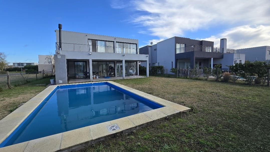CASA EN VENTA 6 AMBIENTES PUERTOS DEL LAGO ESCOBAR PILETA LOTE INTERNO - 1