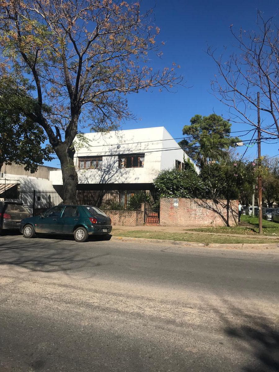 Local sobre eva peron en esquina de 400mts2 en Fisherton - 1