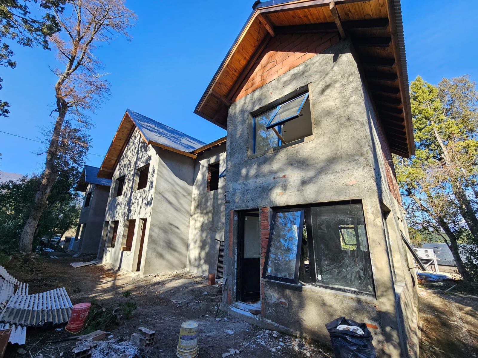 VENTA Casas de excelente calidad, financiación, UF 4, a 300 metros del centro de Villa La Angostura - 1
