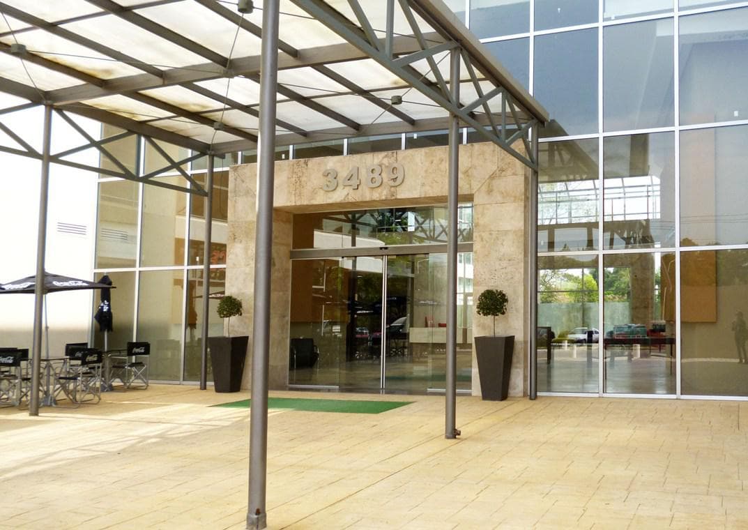 Excelente local comercial u oficina en VENTA con renta en complejo Amaneceres Office - 1