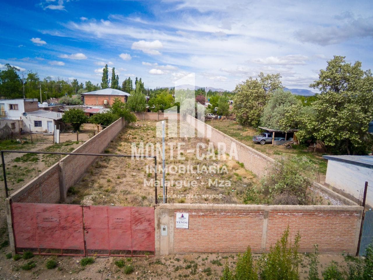 Terreno con cierre perimetral de material tradicional propio y portón de hierro, a solo 50 metros de Ruta 40 Sur. - 1
