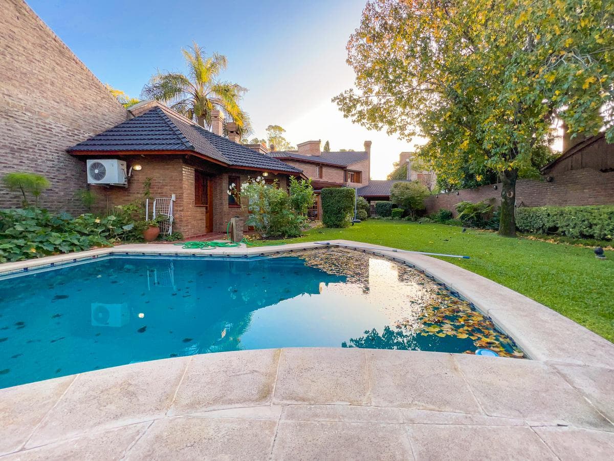 Casa 3 dormitorios, terreno 760 m2, pileta y quincho, Fisherton - 1