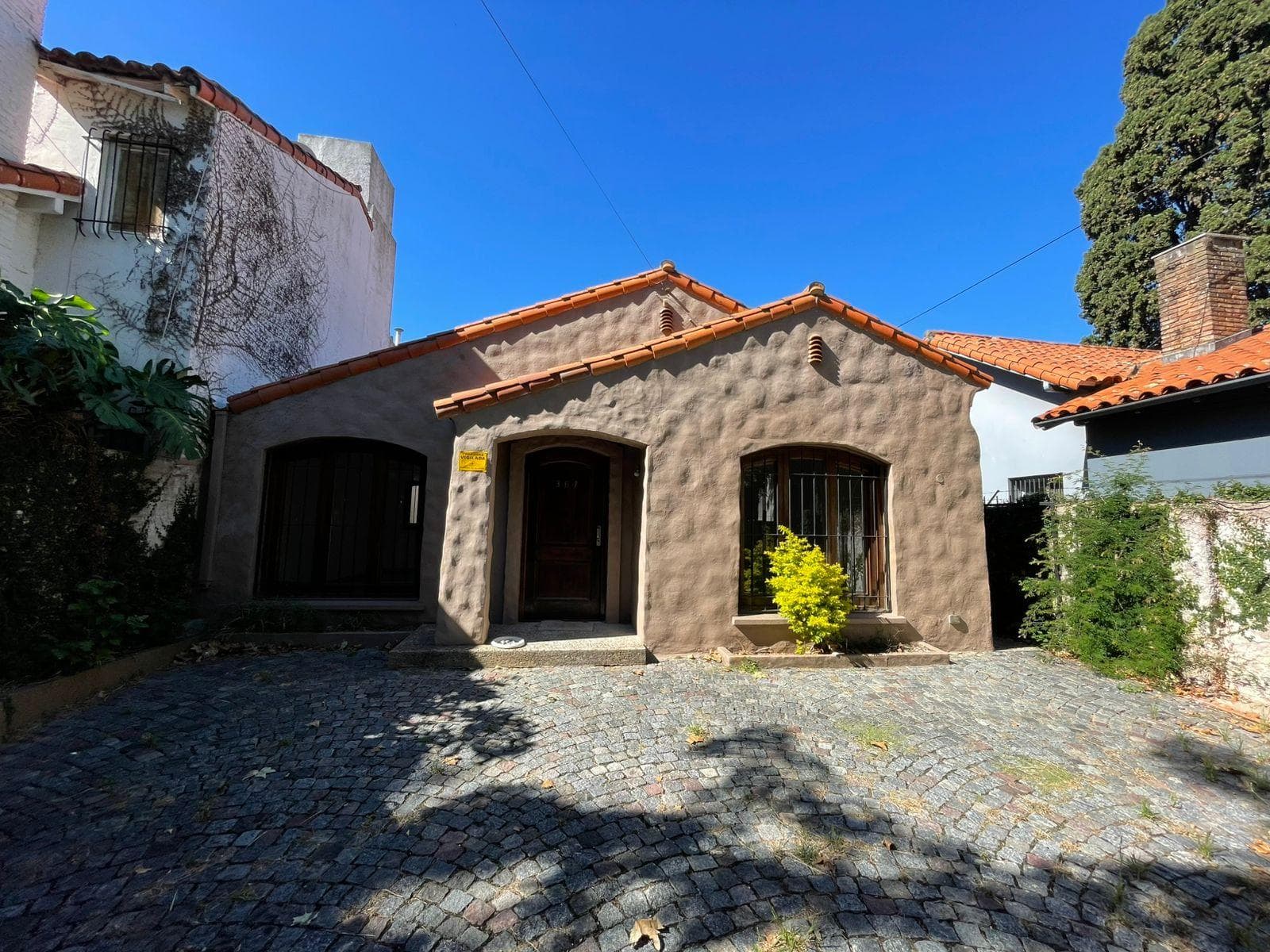 Muy linda casa en una planta en alquiler, en Beccar. - 1