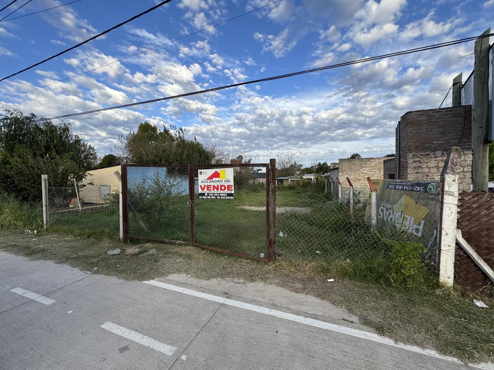 Terreno con doble frente. - 2