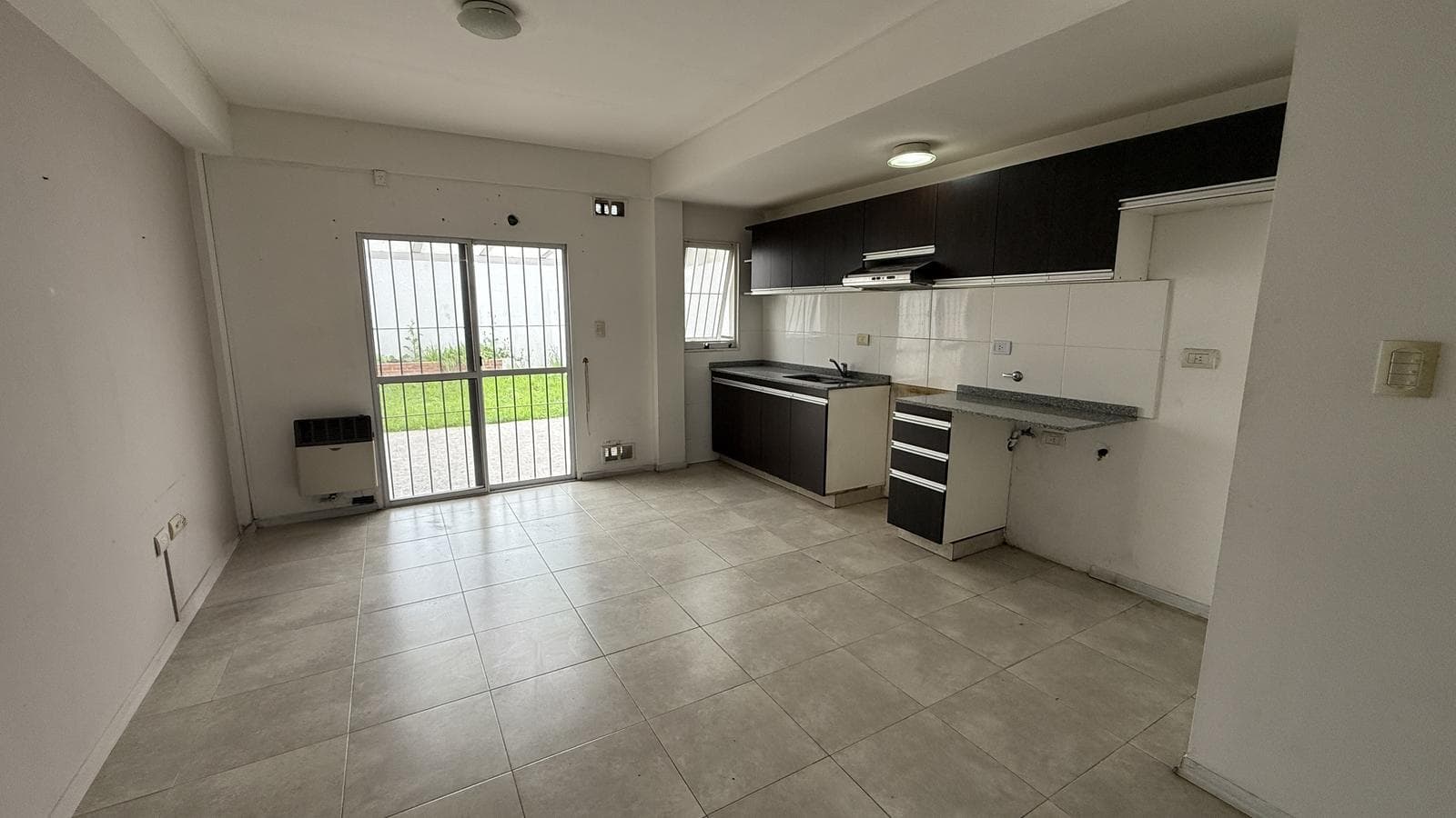 PH en alquiler de 2 ambientes con patio y jardín - Departamento en alquiler - 1