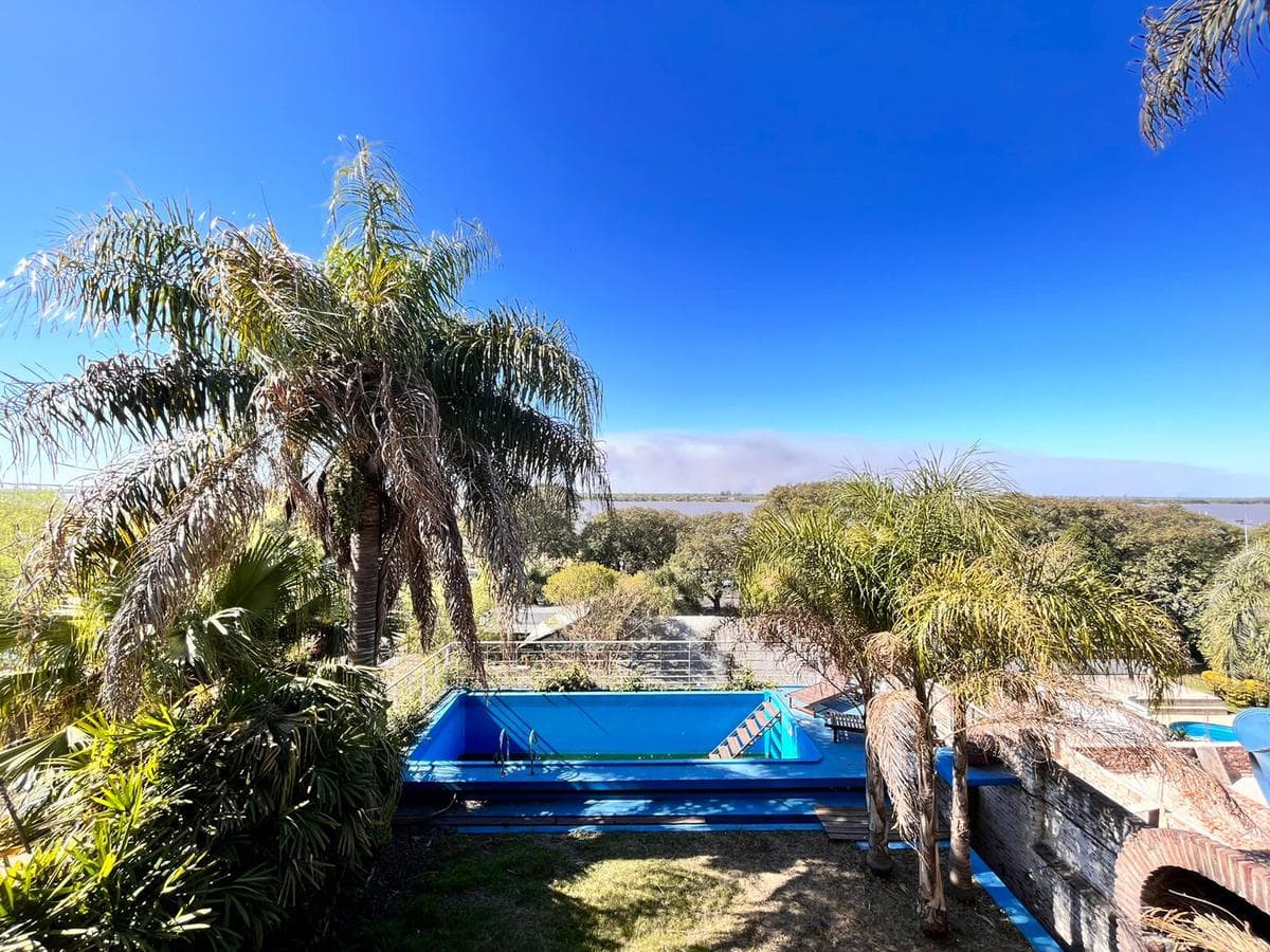 VENTA: Casa de 4 dormitorios con patio, balcón, jardin y parrillero, 270 m2, Barrancas de Alberdi - 1