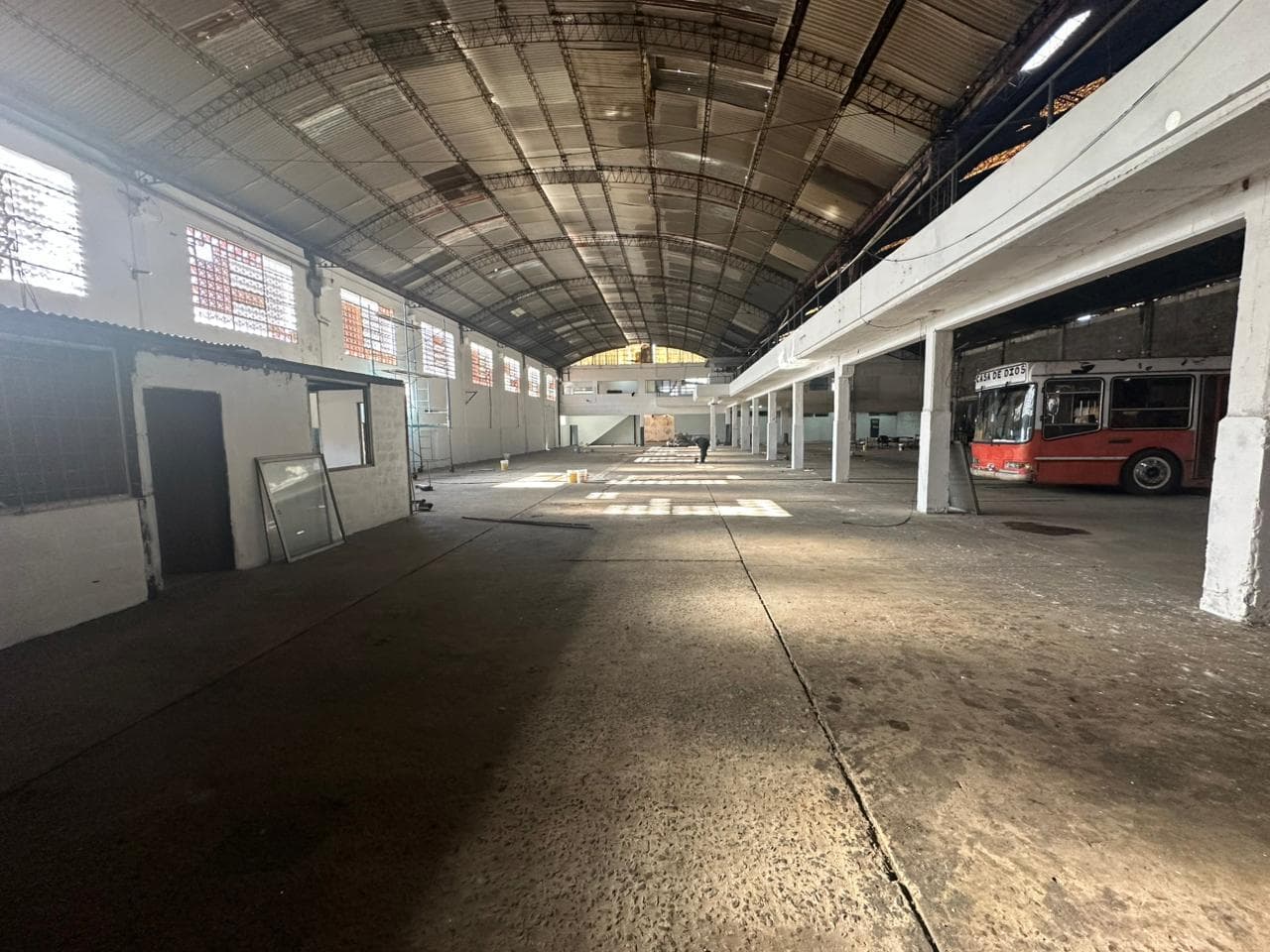 Depósito - Galpón de 6000 m2. cub. en Florencio Varela c/ importante playa de maniobras. ALQUILER. - 1