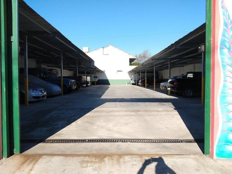 DOS LOTES CON COCHERA PARA 27 AUTOS - FUNCIONANDO - 1