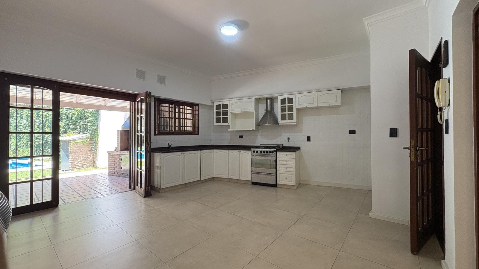 Venta/Financiacion Apto Credito Casa Tres Dormitorios Jardin Piscina Cochera. Pichincha - 1