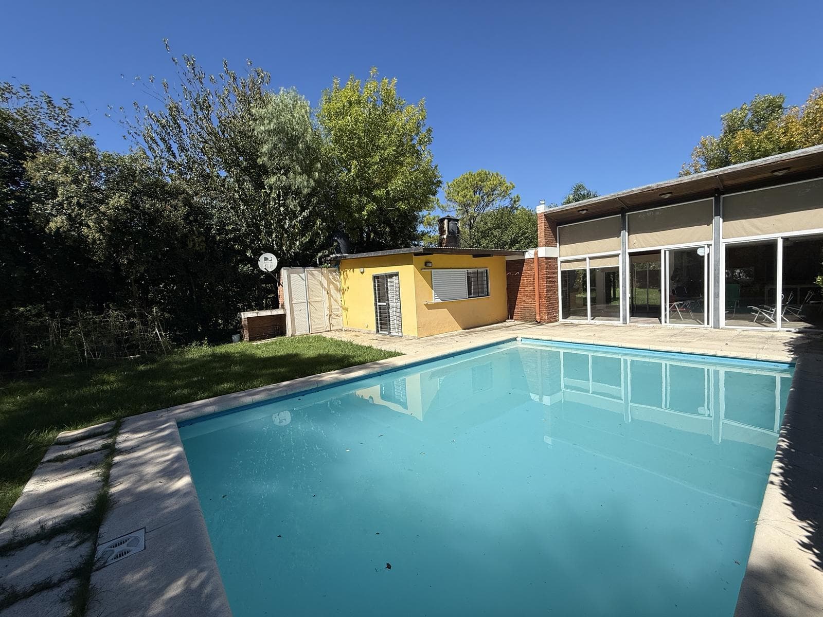 Casa en alquiler 1 dormitorio, jardín y pileta - ROLDAN - 1